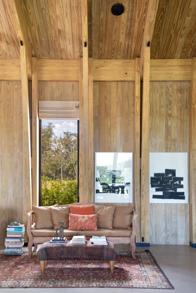 casa-celeiro-madeira-une-rustico-moderno-projeto-1230-m2-otto-felix-credito-denilson-machado (9) Casa celeiro de madeira une o rústico e o moderno em projeto de 1230 m². Projeto de Otto Felix. Na foto, sala de estar com estrutura de madeira e sofá.
