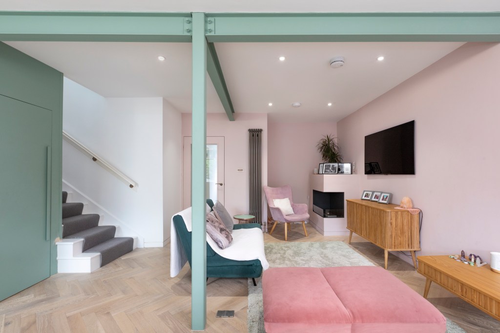 Projeto de AGORA architecture + design. Na foto, sala de estar integrada com paredes rosa.