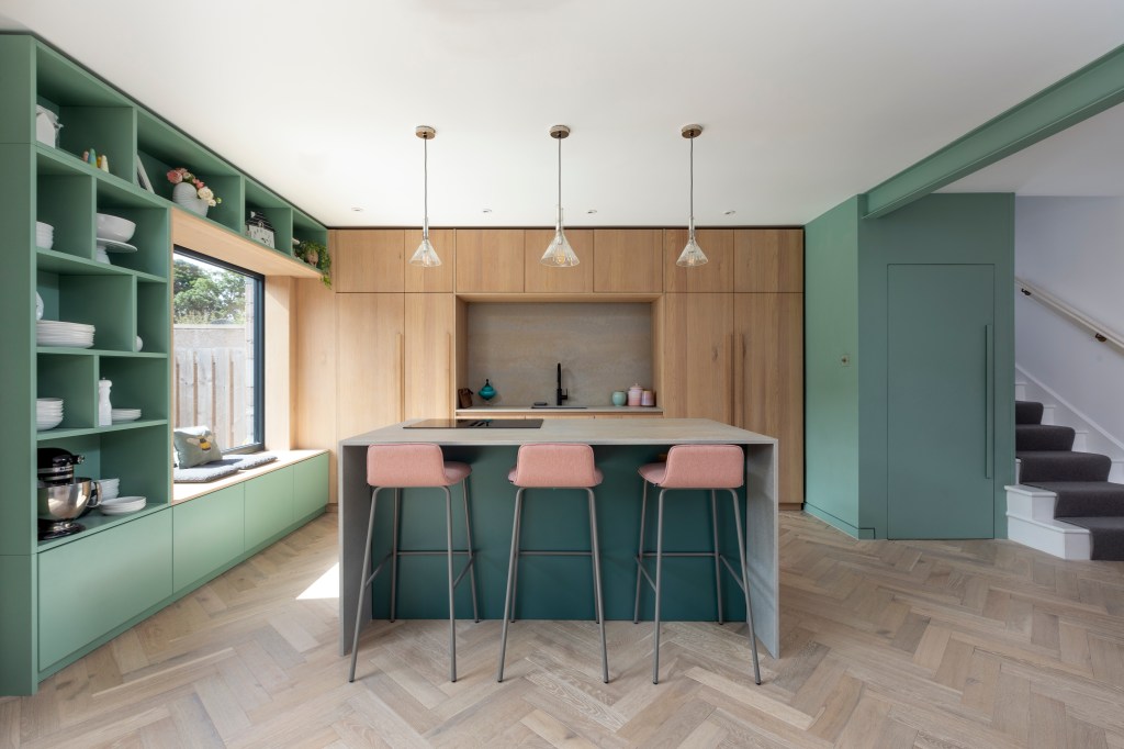 Projeto de AGORA architecture + design. Na foto, cozinha integrada com jardim com marcenaria verde, piso espinha de peixe e banquetas rosa.