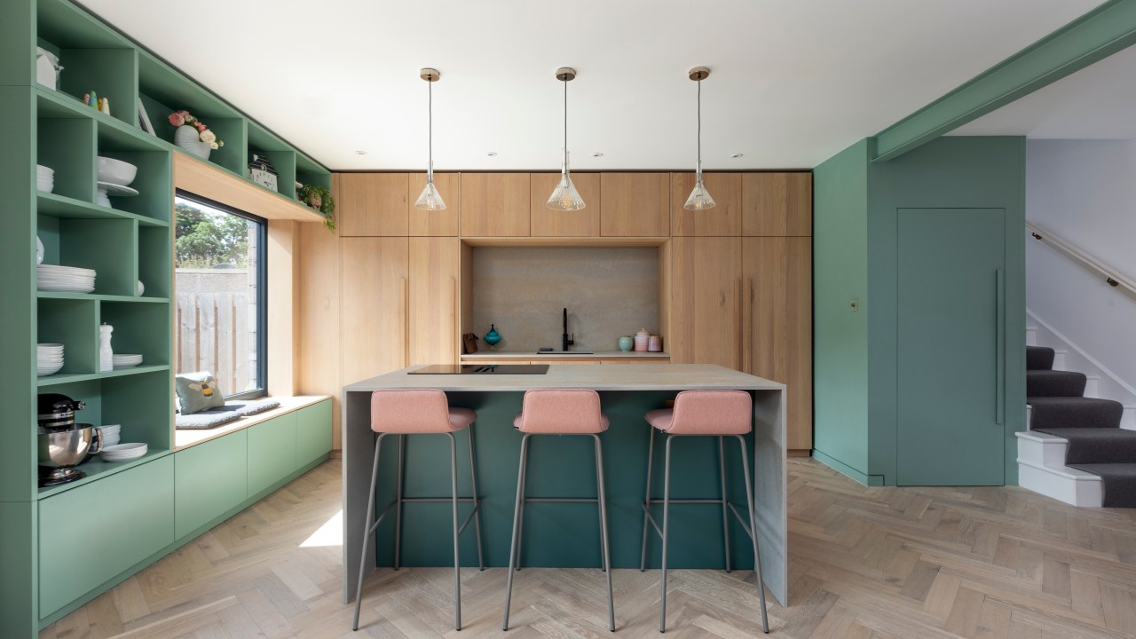 Projeto de AGORA architecture + design. Na foto, cozinha integrada com jardim com marcenaria verde, piso espinha de peixe e banquetas rosa.