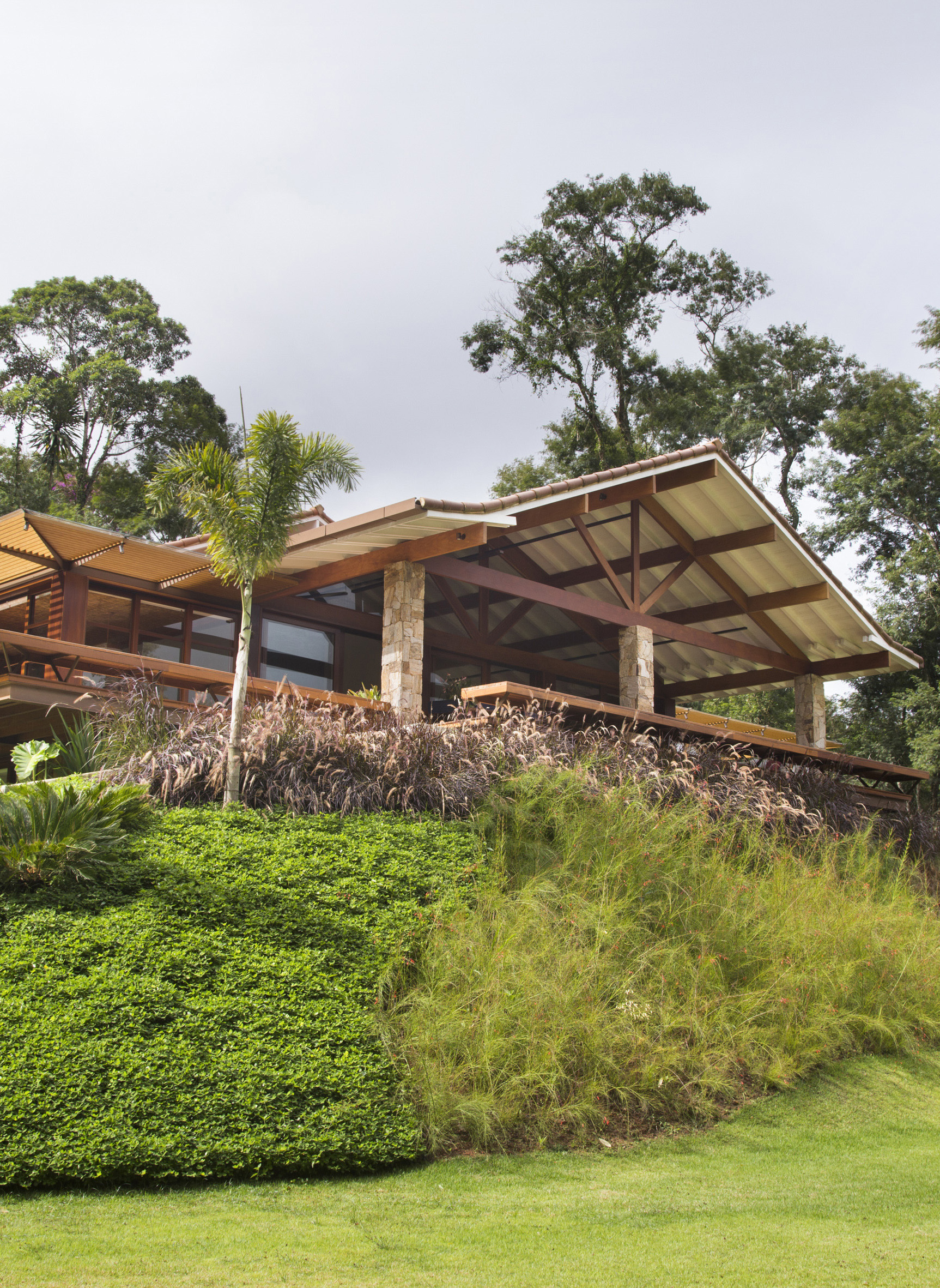Casa de campo ganha churrasqueira com fogão à lenha e varanda de estar. Projeto de Escala Arquitetura. Na foto, fachada.