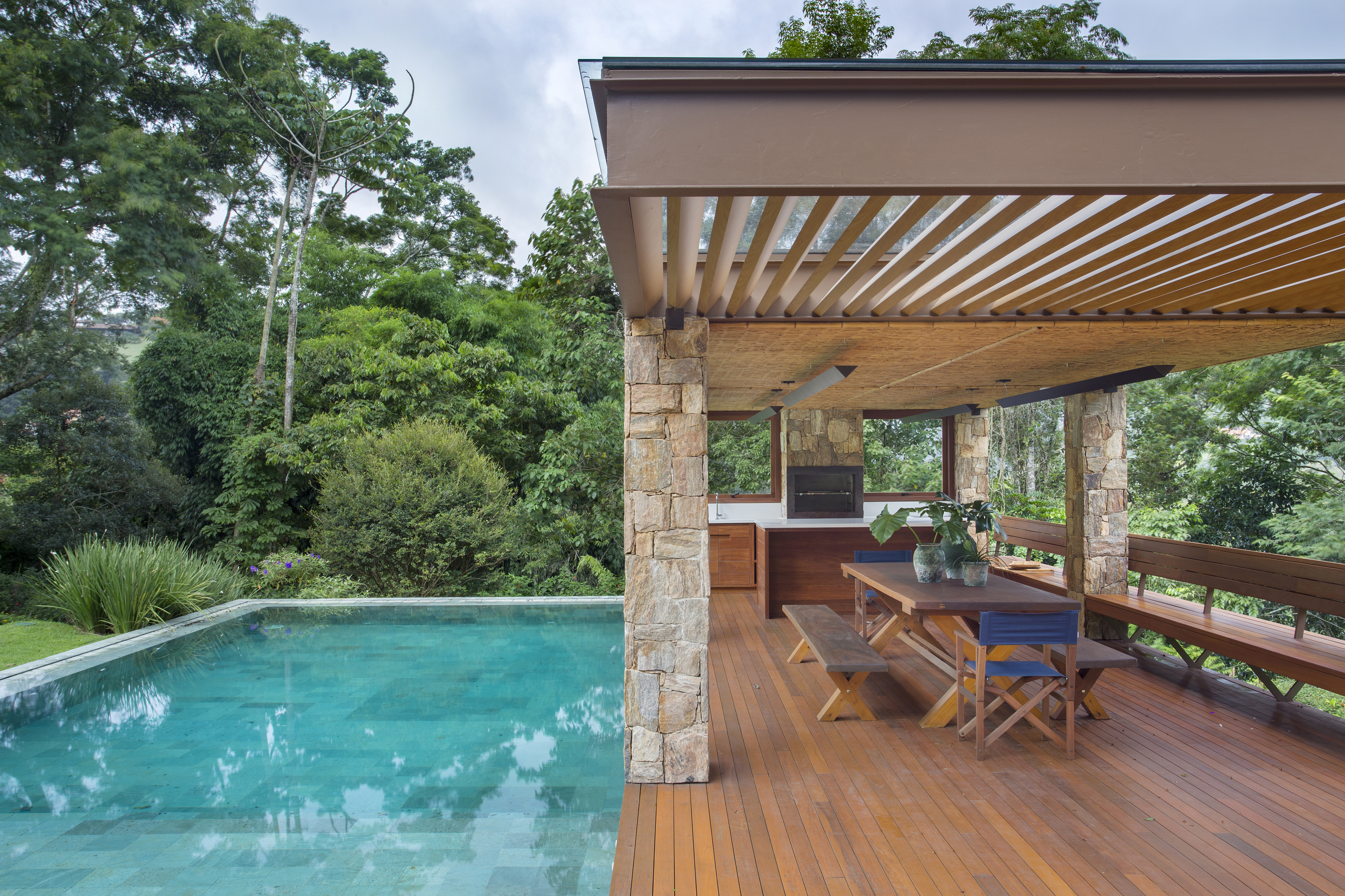 Casa de campo ganha churrasqueira com fogão à lenha e varanda de estar. Projeto de Escala Arquitetura. Na foto,