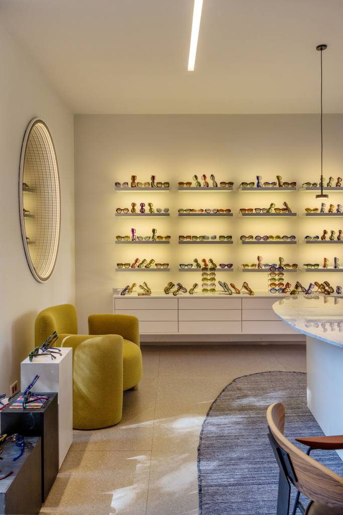 concavo-e-convexo-loja-oculos-contemporanea-ilusao-de-otica-frp-studio-casacor-rio-2023-10 Jogo entre o côncavo e o convexo definem loja de óculos contemporânea. Ilusão de Ótica, ambiente de FPR Estúdio para a CASACOR Rio 2023. Na foto, prateleiras com óculos branca.