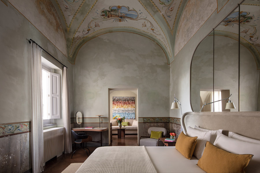 Convento do século 13 à beira de penhasco na Itália vira hotel de luxo. Na foto, quarto com pórticos.