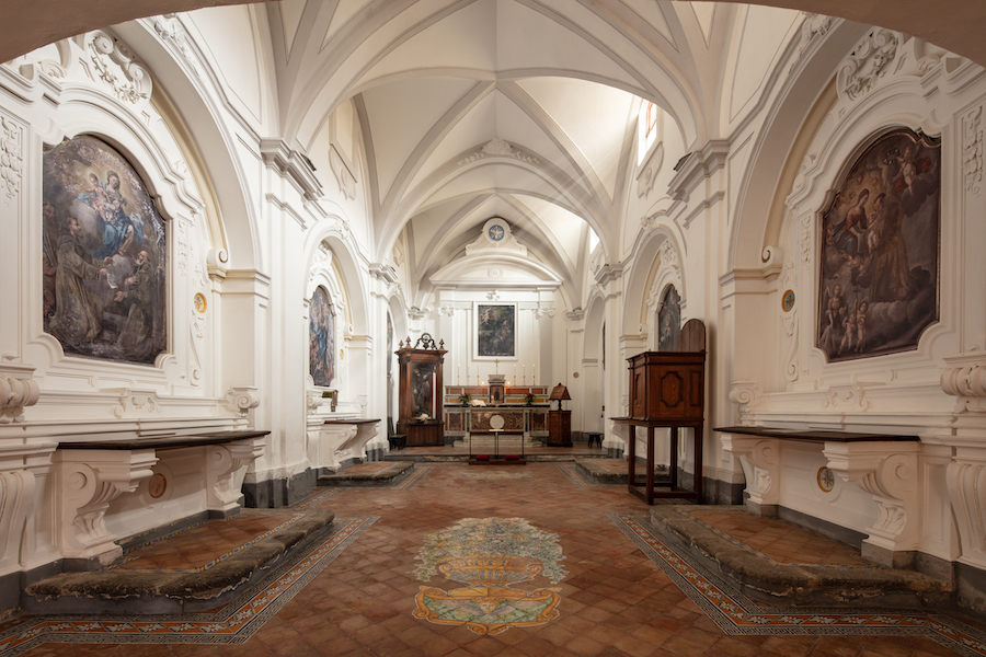 Convento do século 13 à beira de penhasco na Itália vira hotel de luxo. Na foto, hall com pórtico.