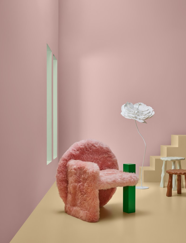 Cor do Ano da Suvinil reflete sobre serenidade em meio às transformações. Na foto, sala com paredes e poltrona rosa.