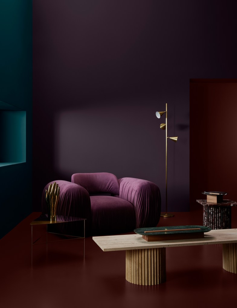 Cor do Ano da Suvinil reflete sobre serenidade em meio às transformações. Na foto, sala com paleta escura em tons de roxo.