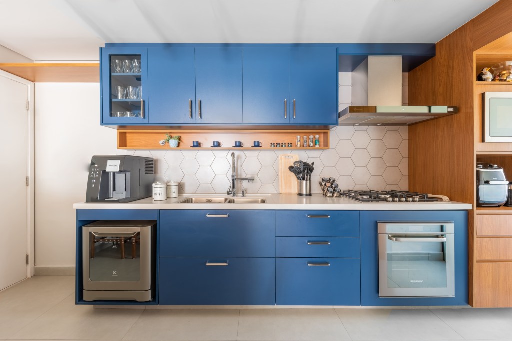 Cozinhas contemporâneas: verde e azul são tendência no cômodo. Projeto de BMA Studio. Na foto, cozinha com armários azuis.