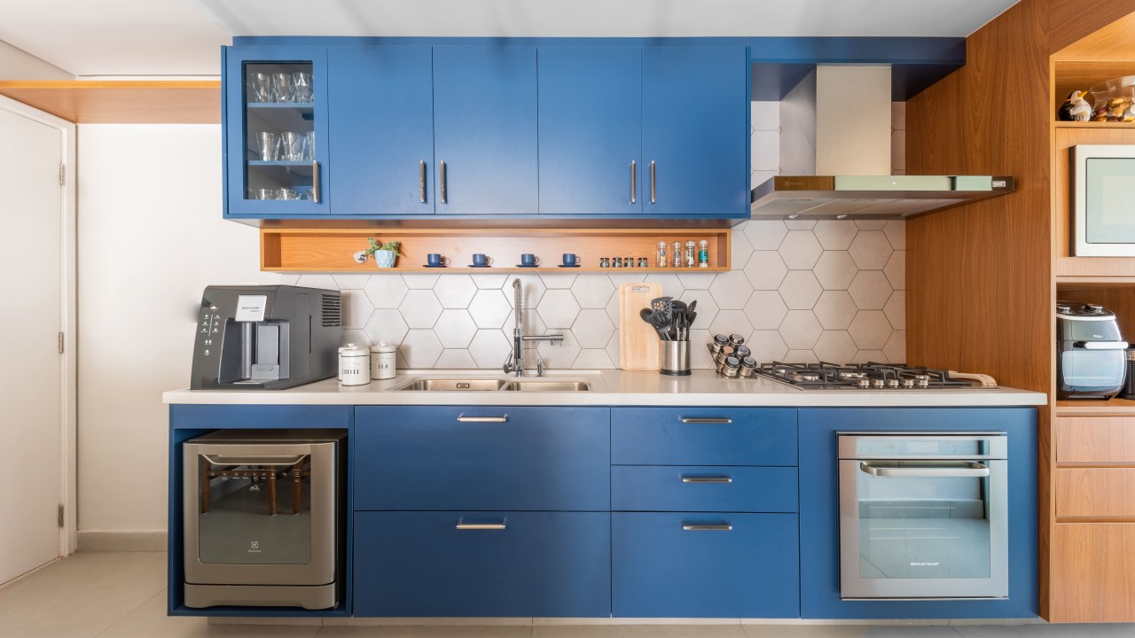 Cozinhas contemporâneas: verde e azul são tendência no cômodo. Projeto de BMA Studio. Na foto, cozinha com armários azuis.