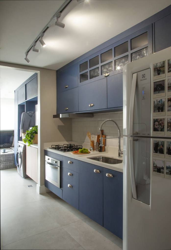 Cozinhas contemporâneas: verde e azul são tendência no cômodo. Projeto de BMA Studio. Na foto,