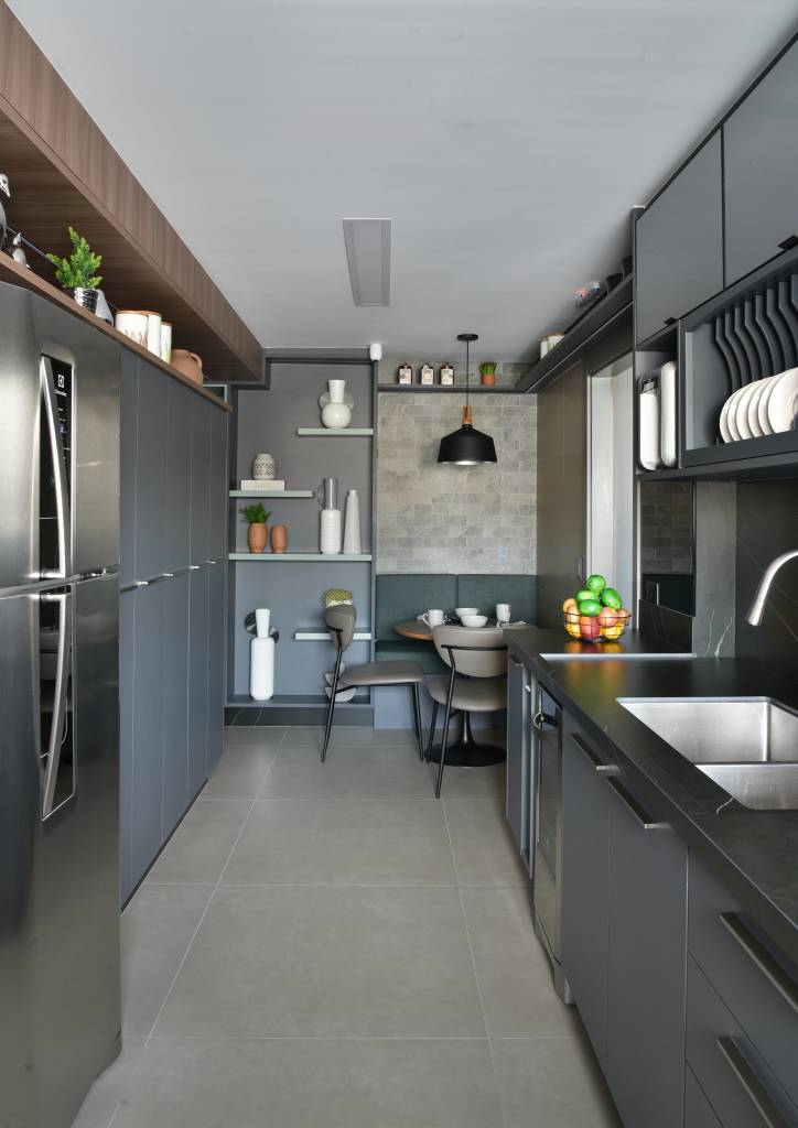 Decoração de apê de 149m² traz conforto pelos materiais naturais. Projeto de Rosangela Pena. Na foto, cozinha com marcenaria cinza escura.