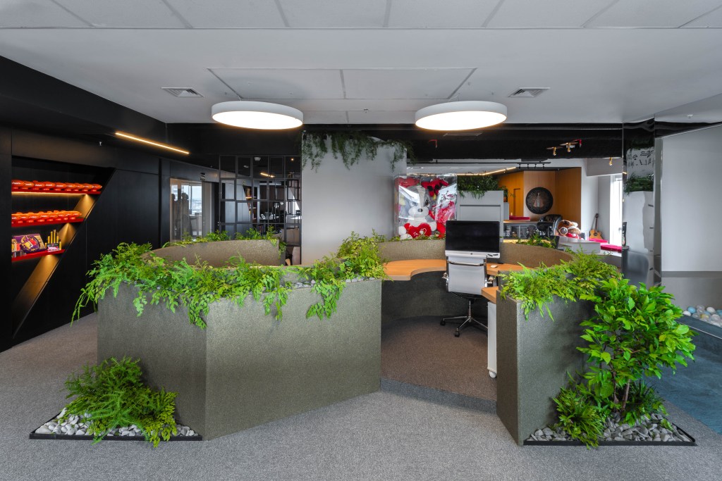Conheça com exclusividade o novo escritório de 500m² de Luan Santana. Na foto, escritório com plantas.