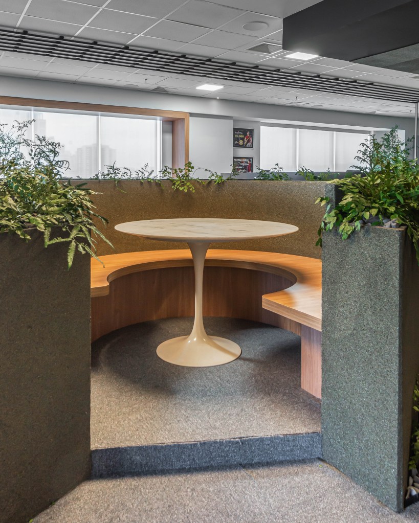 Conheça com exclusividade o novo escritório de 500m² de Luan Santana. Na foto, mesa redonda e banco curvo.
