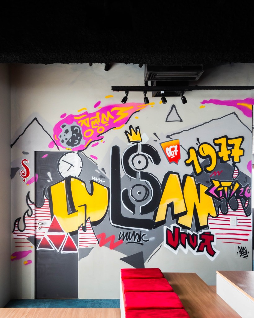 Conheça com exclusividade o novo escritório de 500m² de Luan Santana. Na foto, área de convivência com obra em grafiti.