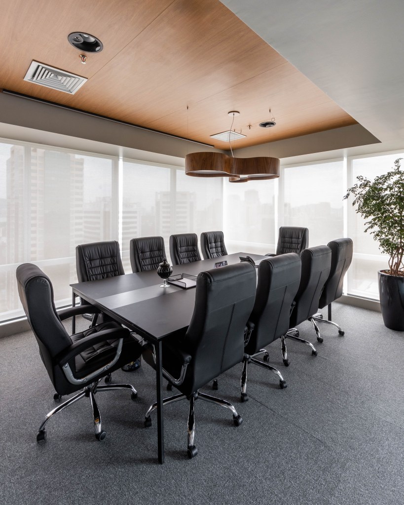Conheça com exclusividade o novo escritório de 500m² de Luan Santana. Na foto, sala de reunião com 10 lugares.