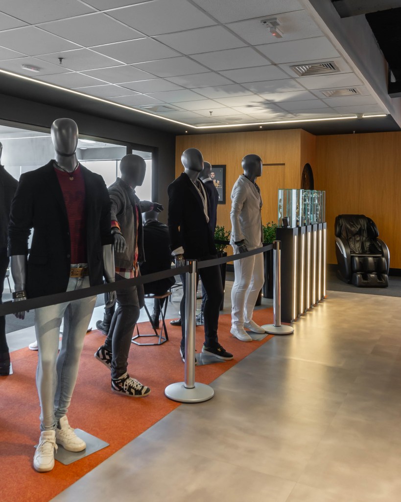 Conheça com exclusividade o novo escritório de 500m² de Luan Santana. Na foto, manequins com roupas usadas pelo cantor.