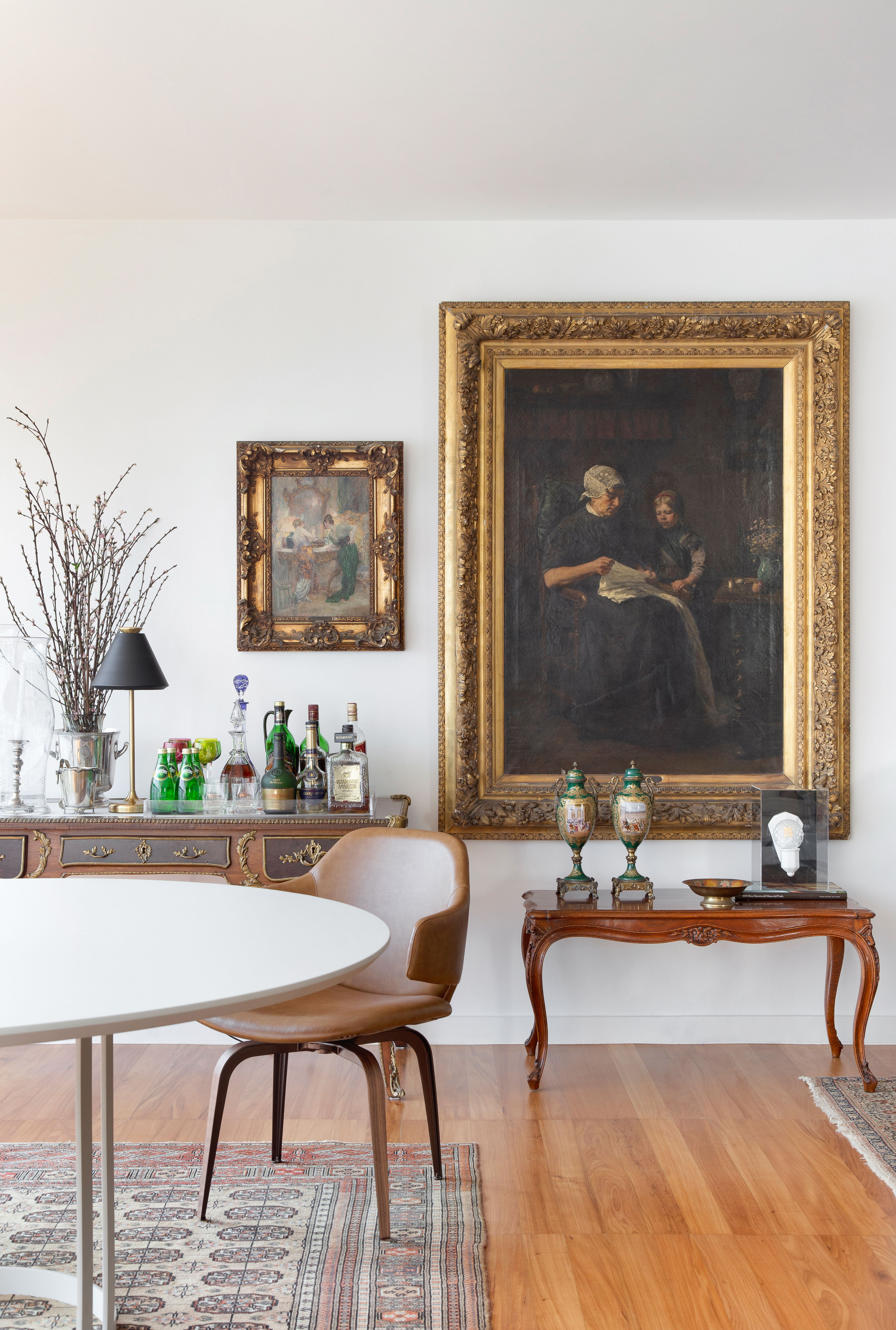 Projeto de Ricardo Melo e Rodrigo Passos. Na foto, sala de jantar integrada com mesa vintage e quadro.