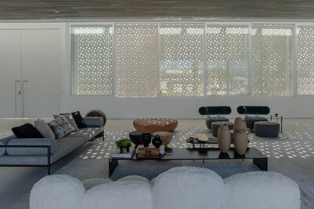 Fachada de muxarabi cria jogo de luz e sombra em casa de 1500 m². Projeto Lovisaro Arquitetura. Na foto, sala com fachada de muxarabi.