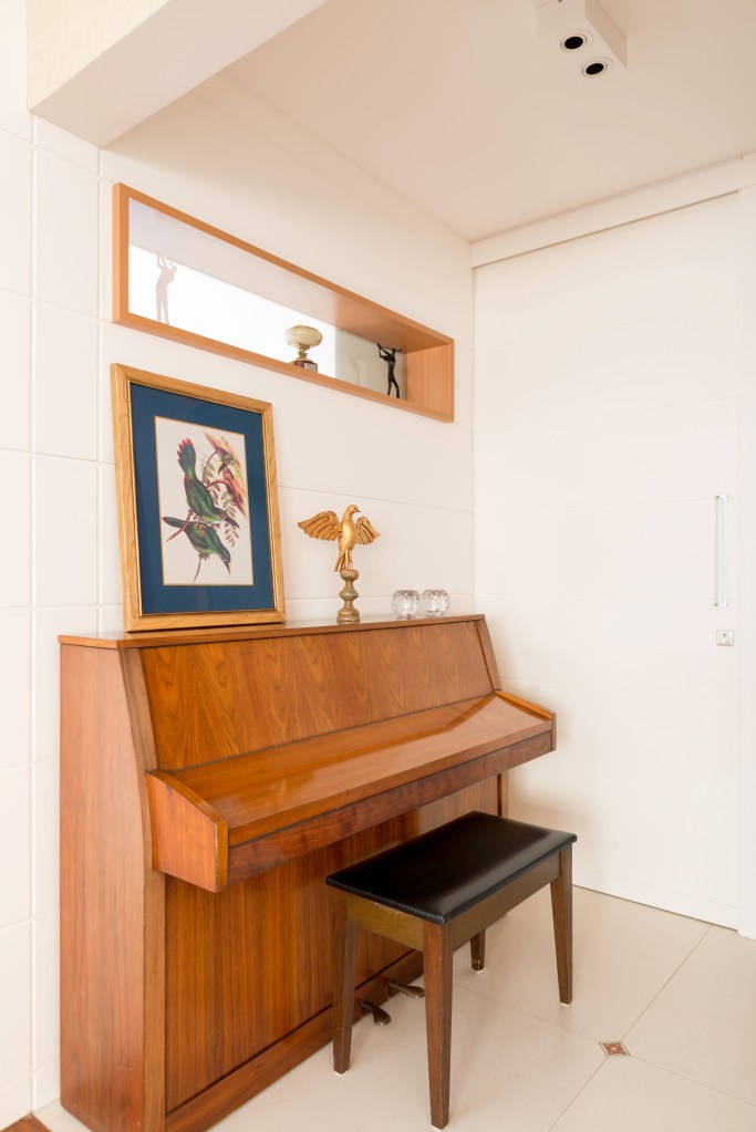 Ideias para usar móveis antigos no décor contemporâneo. Projeto de Carina Dal Fabbro. Na foto, cantinho com piano.