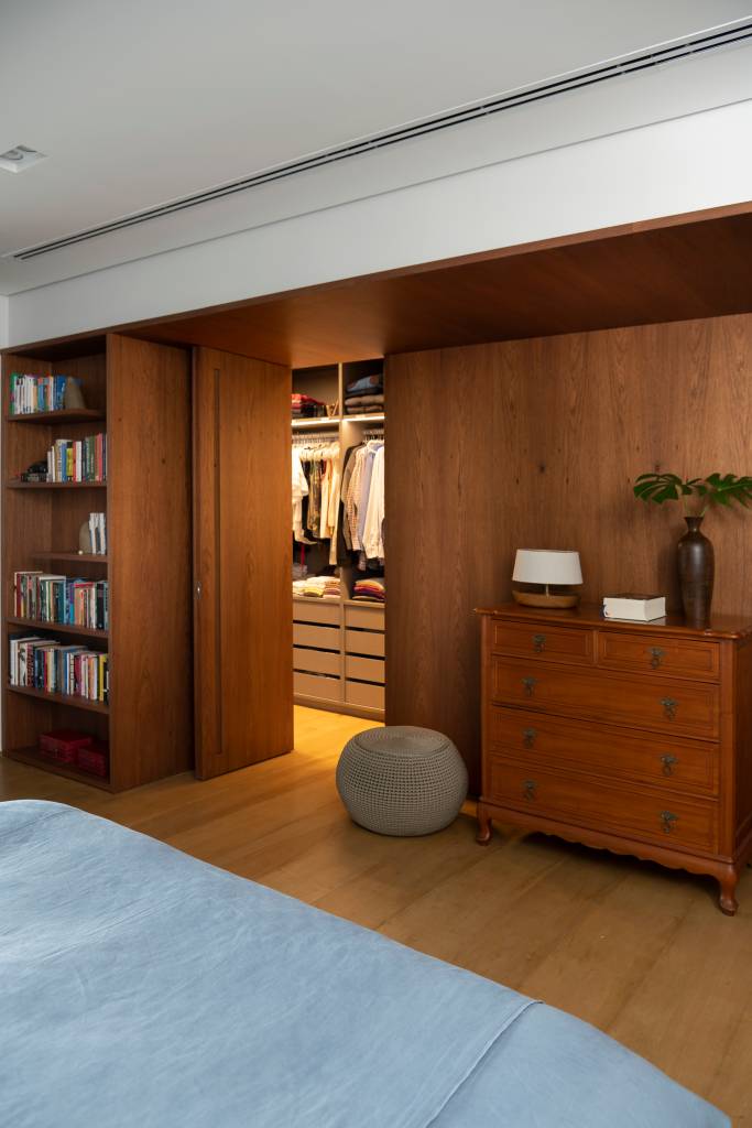 ideias-usar-moveis-antigos-decor-contemporaneo-raizes-arquitetos-02 Ideias para usar móveis antigos no décor contemporâneo. Projeto de Raízes Arquitetos. Na foto, quarto com paredes revestidas de madeira escura.