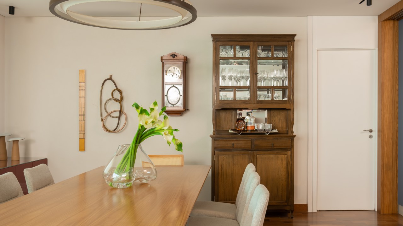 Ideias para usar móveis antigos no décor contemporâneo. Projeto de Raízes Arquitetos. Na foto, sala de jantar com cristaleira vintage.