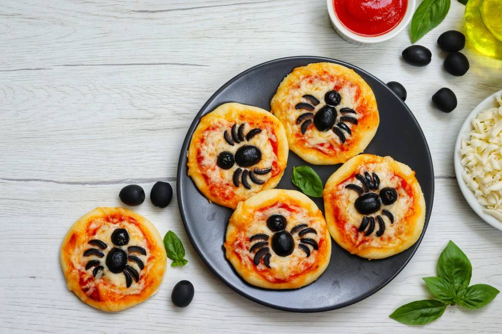 Dia das Bruxas: aprenda a fazer pizza de aranha!