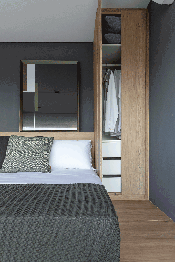 5 jeitos que a marcenaria planejada ajuda em quartos pequenos com exemplos. Projeto de Danielle Otsuka, da Lilutz Arquitetura. Na foto, quarto com armário estreito ao lado da cama.