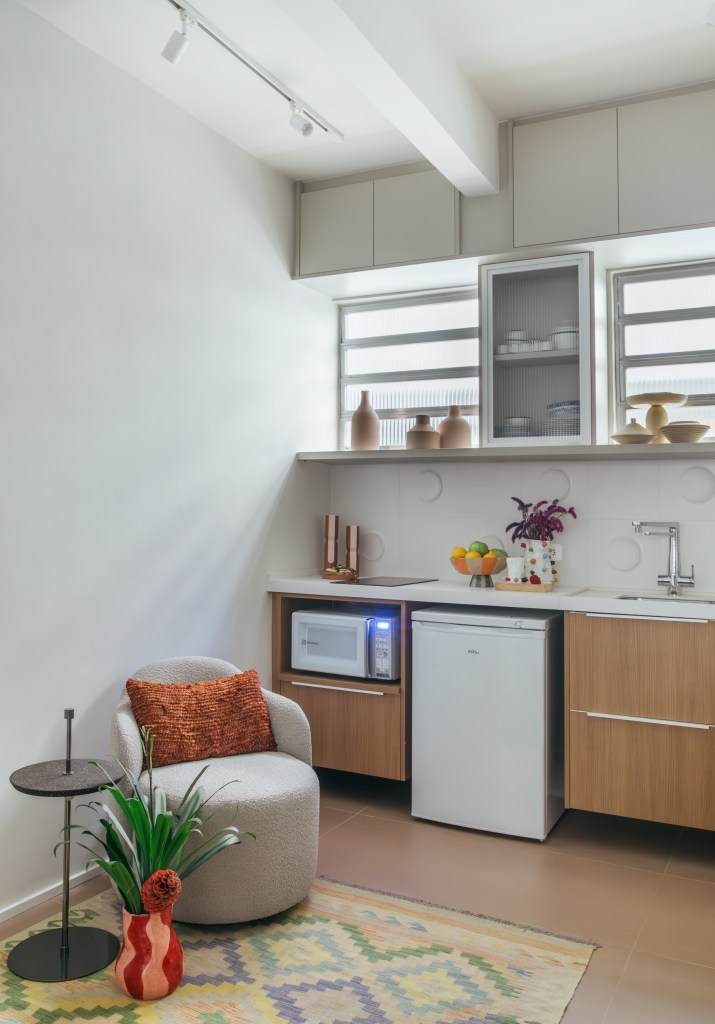 Projeto de Casa Cururu Arquitetura. Na foto, sala pequena integrada com cozinha.