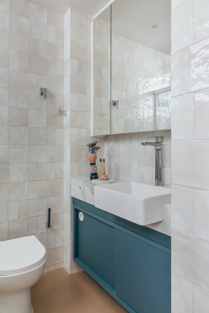 Projeto de Casa Cururu Arquitetura. Na foto, banheiro pequeno com bancada marmorizada.
