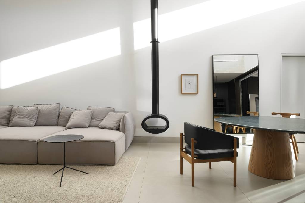minimalismo-decor-contemporaneo-casa-terrea-273m-piacesi-arquitetos-09-sala-lareira Minimalismo e décor contemporâneo marcam casa térrea de 273m². Projeto de Piacesi Arquitetos. Na foto, sala com paleta clara e lareira preta.
