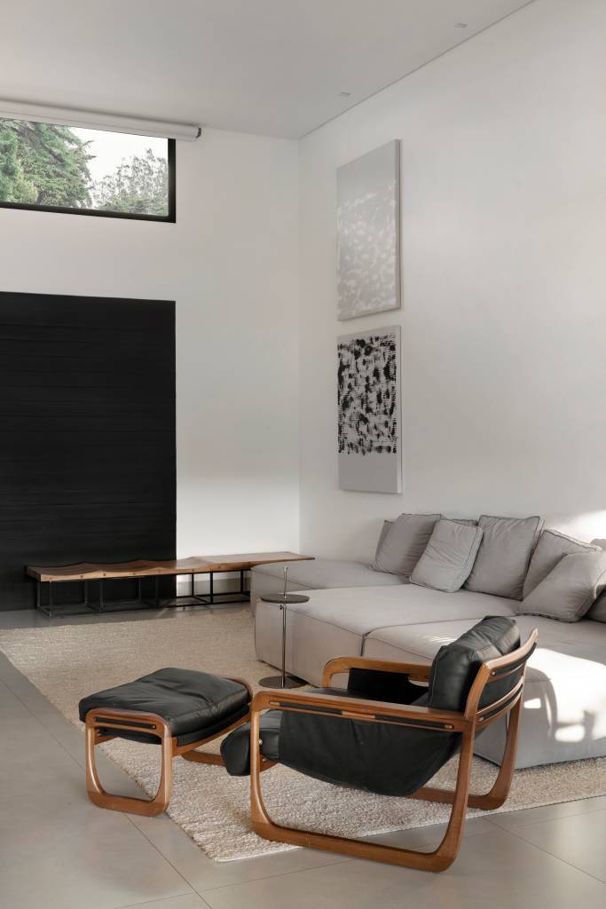 minimalismo-decor-contemporaneo-casa-terrea-273m-piacesi-arquitetos-10-sala Minimalismo e décor contemporâneo marcam casa térrea de 273m². Projeto de Piacesi Arquitetos. Na foto,