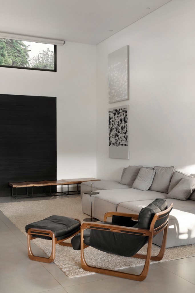 Minimalismo e décor contemporâneo marcam casa térrea de 273m². Projeto de Piacesi Arquitetos. Na foto,