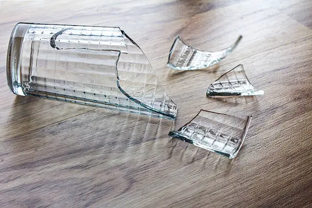 Objetos que trazem má sorte para a casa e que você deve se livrar. Vaso de vidro quebrado.