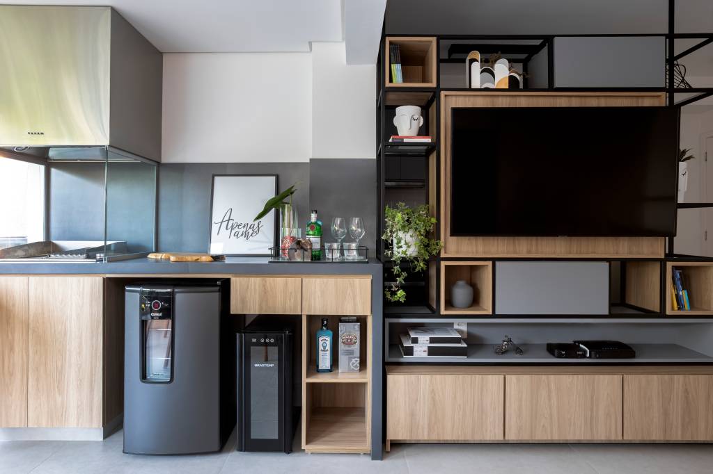 Com orçamento baixo, apê de 70m² ganha móveis planejados e churrasqueira