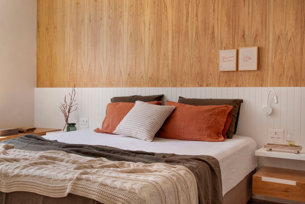 Projeto de Henrique Ramalho. Na foto, quarto com cabeceira de madeira branca.