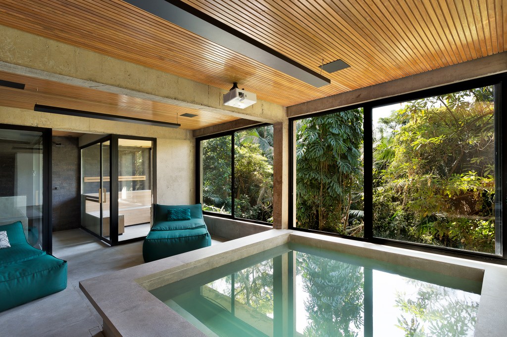 Reforma em casa dos anos 1960 ganha projeto sustentável e saunas no jardim. Projeto de Bia Hajnal. Na foto, saunas no meio do jardim com teto ripado.