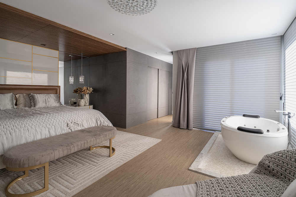 Reforma transforma casa da década de 1970 em uma moradia moderna de 600 m². Projeto de Soraya Surdi. Na foto, quarto de casal com banheiro integrada.