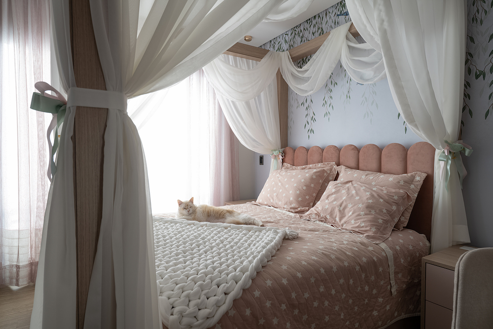 Reforma transforma casa da década de 1970 em uma moradia moderna de 600 m². Projeto de Soraya Surdi. Na foto, quarto de casal com cortineiro e cabeceira rosa.