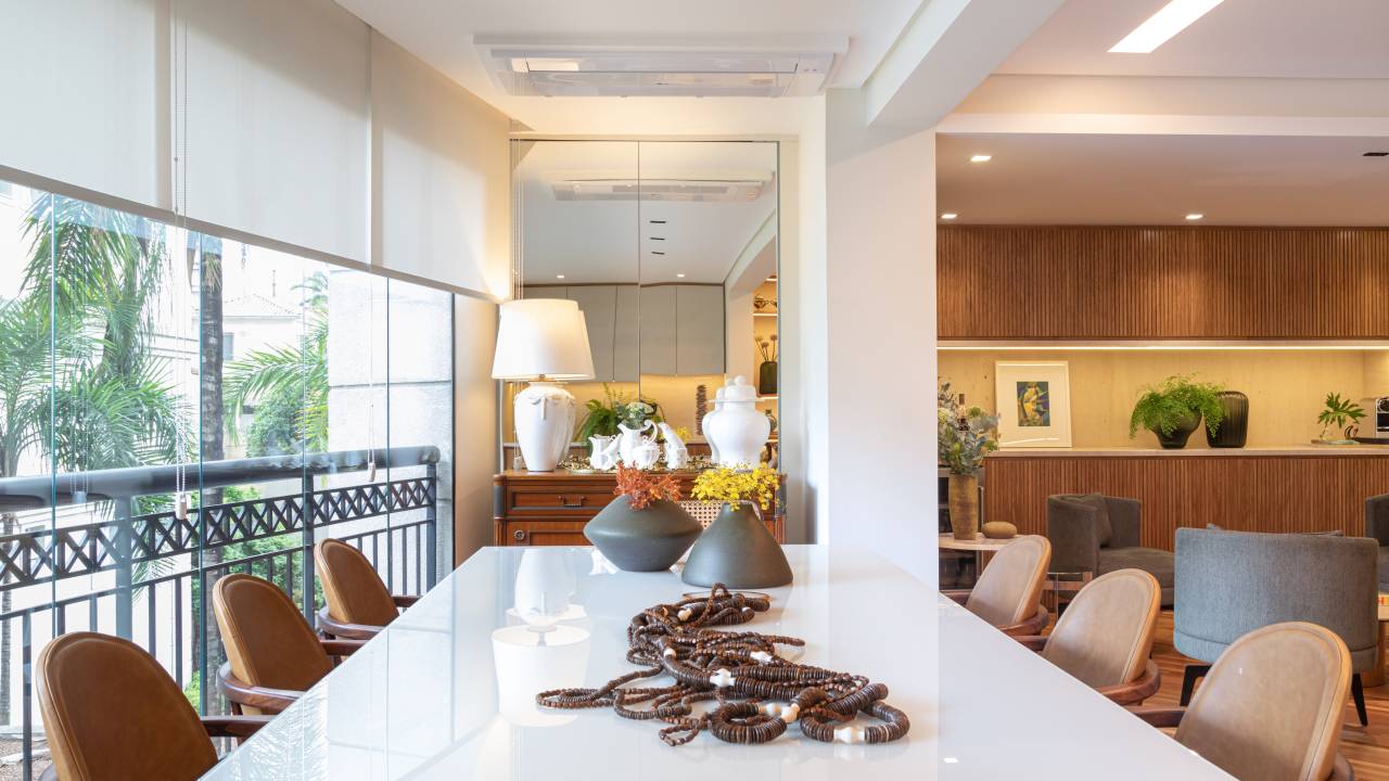 Projeto de Fernanda Dabbur. Na foto, sala de jantar em varanda integrada com mesa para 10 pessoas.