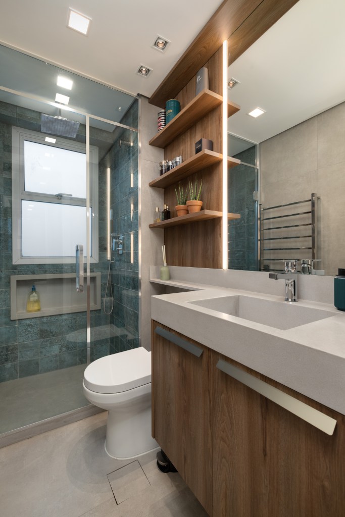 Projeto de CC5 arquitetura e interiores. Na foto, banheiro com bancada com cuba esculpida.
