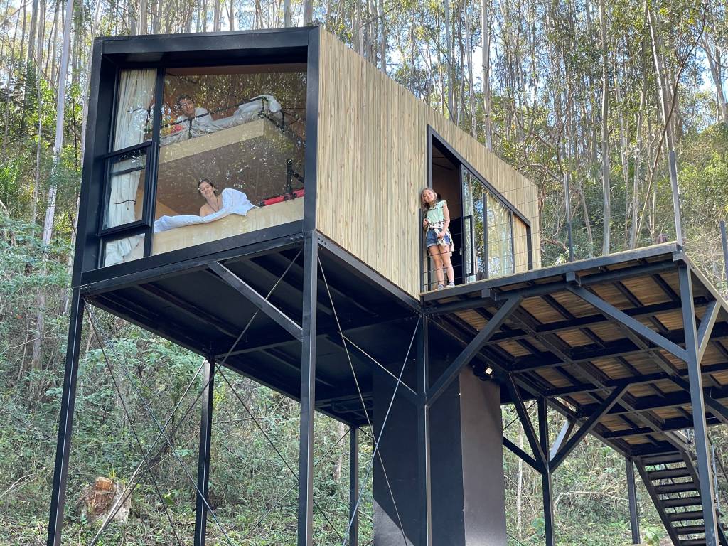 Tiny house na árvore de 40m² flutua a 4m do solo e é autossuficiente