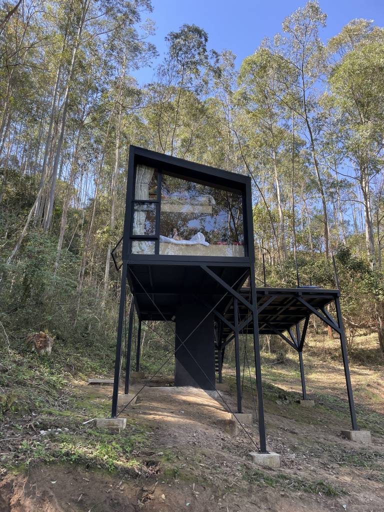 Tiny house na árvore de 40m² flutua a 4m do solo e é autossuficiente. Na foto, casa vista de frente.