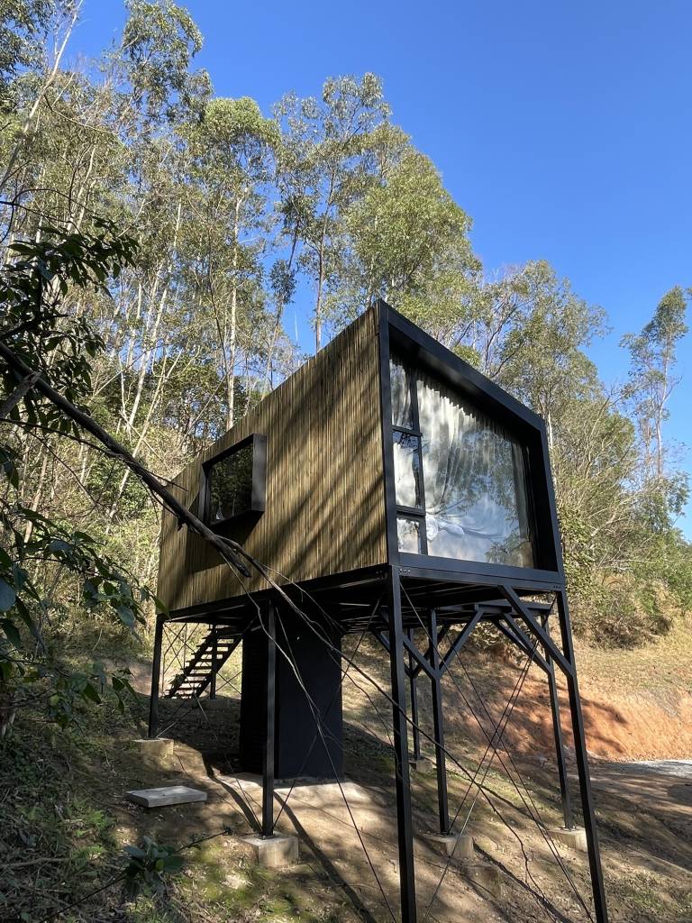 Tiny house na árvore de 40m² flutua a 4m do solo e é autossuficiente. Na foto,