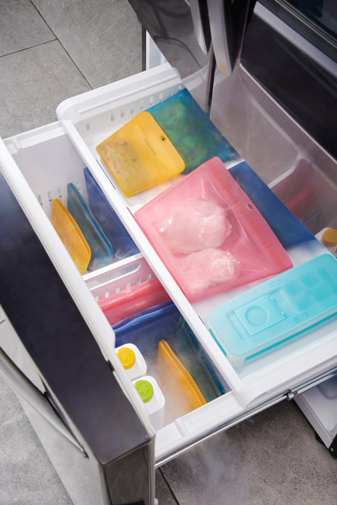 Bolsas de Silicone Ultimate da Tupperware em gaveta de geladeira.