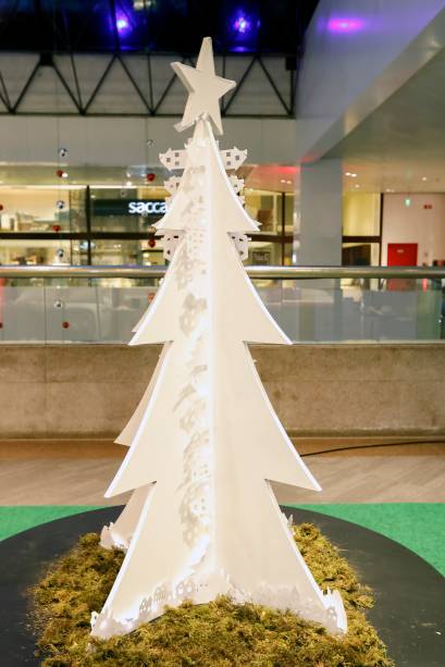 Beatriz Seppe e Karina Benassi: Cidade Luz – A árvore de natal como uma grande lanterna. Luz que irradia em forma de amor, harmonia e união. Em cada janela acesa, uma história.