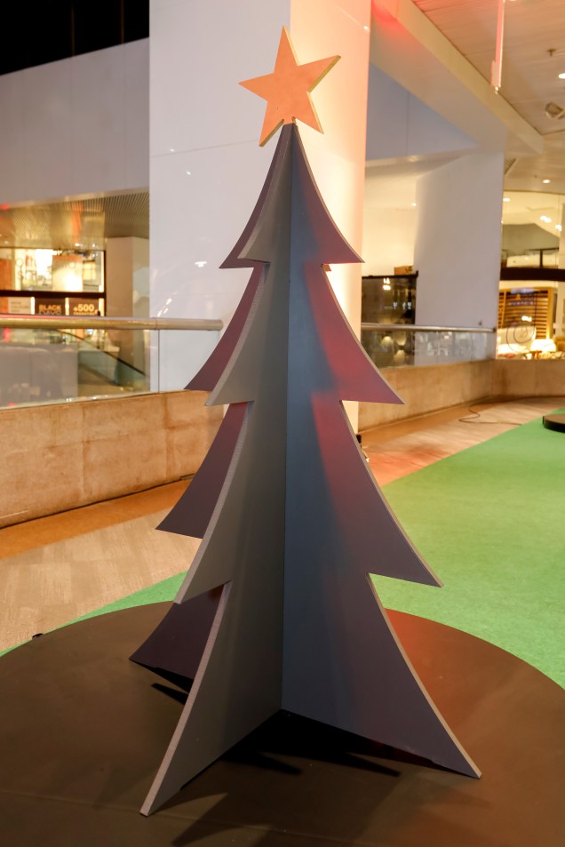 Cissa Gomes: Minimal - A árvore de natal foi criada para um espectador MINIMALISTA. A forma foi tratada como essência, nenhum ruído visual foi contemplado, deixando apenas o necessário para transmitir a mensagem clara e direta que o Natal se aproxima.