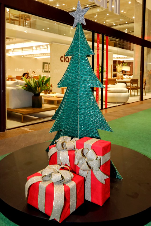 Fabiano e Tania Hayasaki: Brilho no Olhar – Natal é uma época de muita luz e brilho. A árvore foi inspirada no brilho do olhar de cada criança carente no momento em que recebe o presente de Natal.