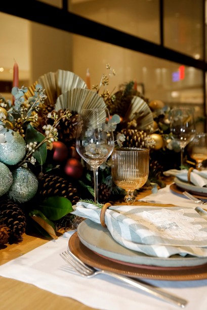 Fe Patelie: Natal Encantado FP ATELIE - o Natal é um momento de reunir famílias e amigos, criando laços especiais em torno de mesas fartas e presentes cuidadosamente escolhidos. O cuidado e a decoração da mesa faz com que aqueça o coração e traga o sentido do Natal: amor, paz e carinho a todos que passarem por essa decoração tão linda e acolhedora.