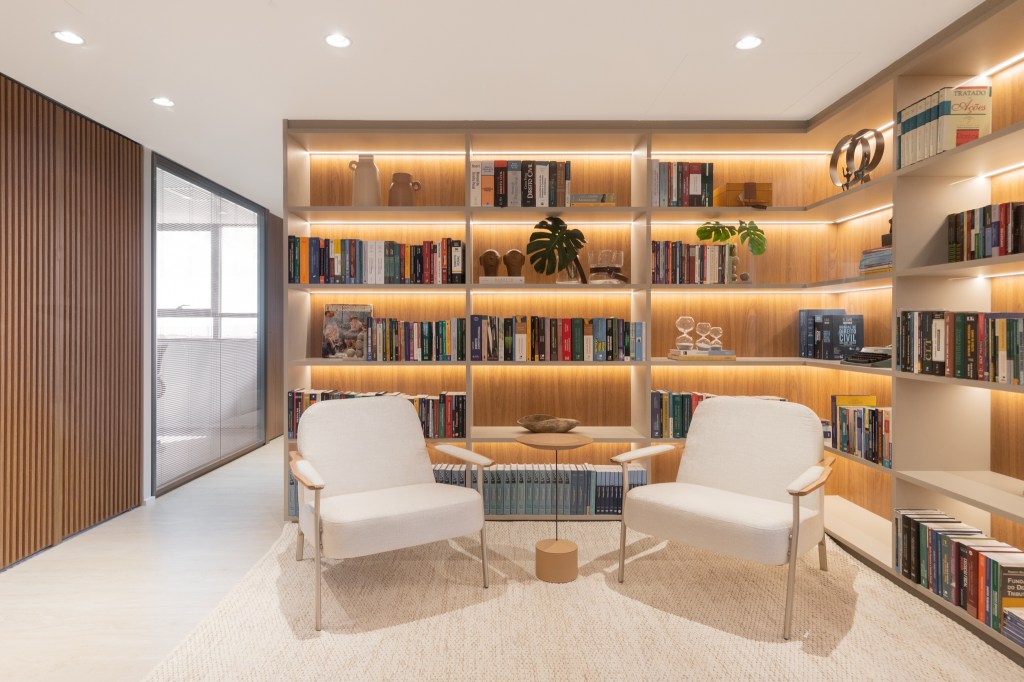 Escritório de advocacia de 200 m² ganha projeto com sala íntima e biblioteca