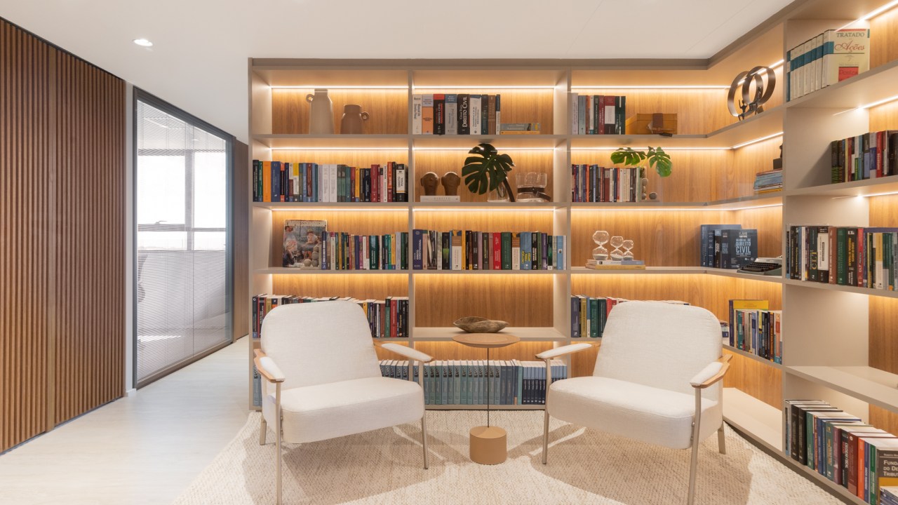 Escritório de advocacia de 200 m² ganha projeto com sala íntima e biblioteca